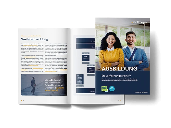 Eine offene Broschüre, die auf der linken Seite Informationen zur Weiterentwicklung enthält, und auf der rechten Seite ein Plakat zur Ausbildung als Steuerfachangestellte/r mit dem Titel "AUSBILDUNG" und Bildern von zwei lächelnden Personen.