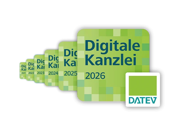 Das Bild zeigt mehrere grüne, pixelierte Quadrate, die aufeinander gestapelt sind und die Aufschrift "Digitale Kanzlei 2026" tragen, sowie das Logo von DATEV.
