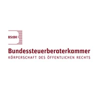 Das Logo der Bundessteuerberaterkammer (BStBK) mit dem Schriftzug "Bundessteuerberaterkammer" und dem Zusatz "Körperschaft des öffentlichen Rechts" in roter Schrift.