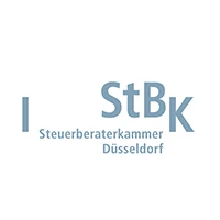 Das Logo der Steuerberaterkammer Düsseldorf, bestehend aus dem Schriftzug "StB-K" in blauer Schrift neben dem vollständigen Namen der Kammer.
