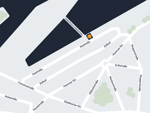 Eine Straßenkarte zeigt den Bereich um die Kaiserstraße, mit den umliegenden Straßen wie Zollhof, Hammer Straße und Erftstraße. Eine orangefarbene Markierung weist auf einen bestimmten Standort hin.