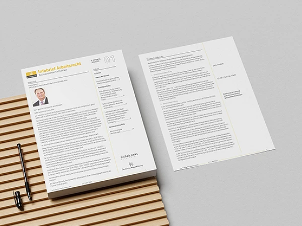 Ein Lebenslauf und ein Informationsblatt liegen auf einer hellen Holzoberfläche. Der Lebenslauf enthält ein Foto einer Person sowie persönliche Daten und berufliche Informationen. Das Informationsblatt zeigt weiterführende Details zu einem spezifischen Thema. Ein schwarzer Kugelschreiber liegt neben den Blättern.