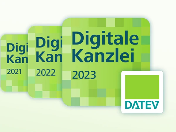 Drei quadratische Grafiken in verschiedenen Farbtönen, die den Text „Digitale Kanzlei 2023“ zeigen, sowie ein zusätzliches Logo mit der Aufschrift „DATEV“ in Grün.