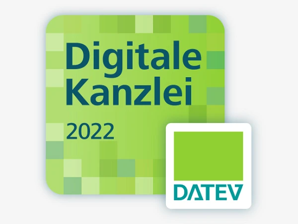Das Bild zeigt ein quadratisches Logo in verschiedenen Grüntönen mit dem Text "Digitale Kanzlei 2022" und einem kleineren Logo mit der Aufschrift "DATEV".