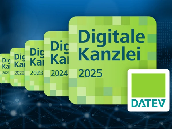 Fünf grüne quadratische Embleme, die die Aufschrift „Digitale Kanzlei“ und die Jahreszahlen von 2021 bis 2025 zeigen, sind auf einem blauen, digital inspirierten Hintergrund angeordnet, zusammen mit einem kleinen Logo von DATEV in der unteren rechten Ecke.