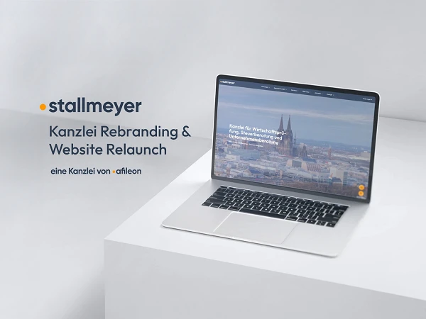 Ein moderner Laptop zeigt die Website der Kanzlei Stallmeyer mit dem Titel "Kanzlei für Wirtschaftsprüfung, Steuerberatung und Unternehmensberatung" sowie einem Hintergrundbild von Kölner Gebäuden.
