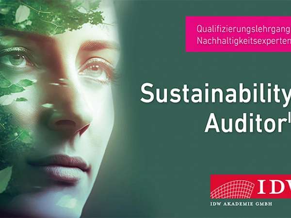 Eine Frau mit einem natürlichen Hintergrund aus Blättern und Ästen präsentiert das Thema „Sustainability Auditor“ in Verbindung mit dem IDW-Logo und dem Hinweis auf einen Qualifizierungsgang für Nachhaltigkeitsexperten.