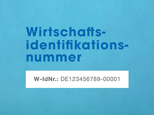 Ein hellblauer Hintergrund zeigt den Text "Wirtschafts-identifikationsnummer" in großen, fetten Buchstaben sowie eine untere Zeile mit der Aufschrift "W-IdNr.: DE123456789-00001" in kleinerer Schrift.