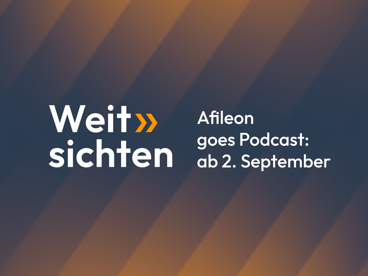 Ein Grafikdesign mit dem Text "Weitsichten" und dem Hinweis "Afileo goes Podcast: ab 2. September" auf einem farbigen Hintergrund mit diagonal verlaufenden Linien in Orange und Blau.