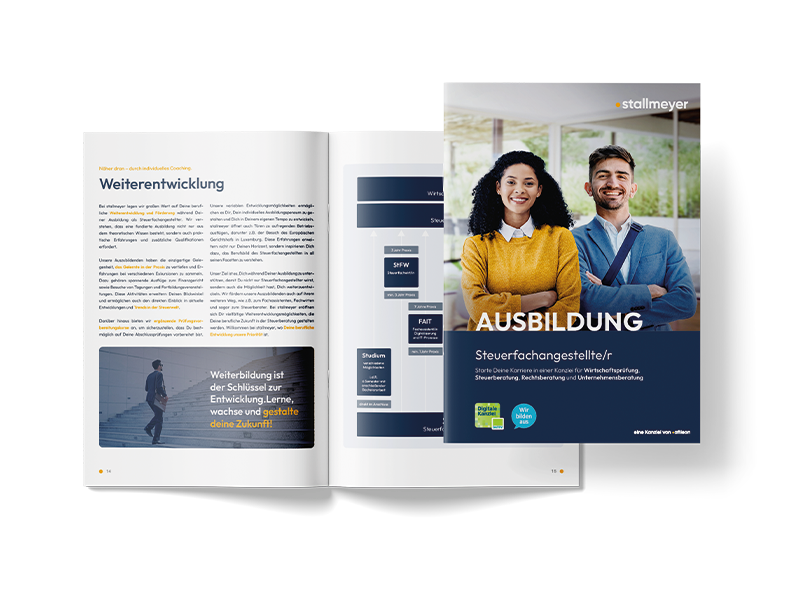 Eine offene Broschüre, die auf der linken Seite Informationen zur Weiterentwicklung enthält, und auf der rechten Seite ein Plakat zur Ausbildung als Steuerfachangestellte/r mit dem Titel "AUSBILDUNG" und Bildern von zwei lächelnden Personen.