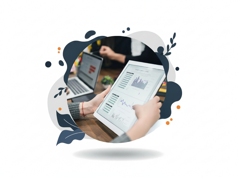 Eine Person hält ein Tablet, auf dem verschiedene Diagramme und Grafiken angezeigt werden, während im Hintergrund ein Laptop und weitere Personen zu sehen sind.