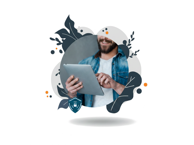 Ein lächelnder Mann hält ein Tablet in den Händen, umgeben von grafischen Elementen wie Blättern und Sicherheits-Symbolen.