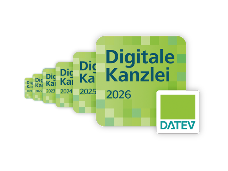 Das Bild zeigt mehrere grüne, pixelierte Quadrate, die aufeinander gestapelt sind und die Aufschrift "Digitale Kanzlei 2026" tragen, sowie das Logo von DATEV.