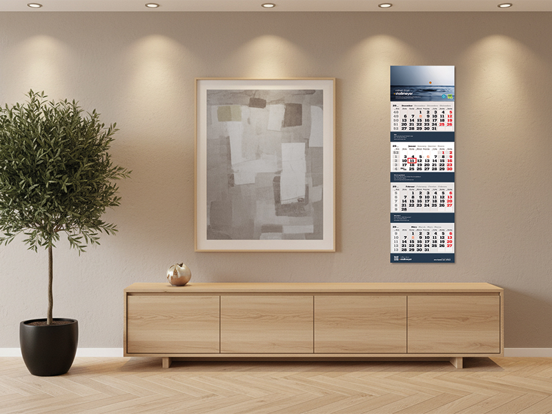 Eine moderne Wohnzimmereinrichtung mit einer Holzkommode und einer großen Pflanze in einem Topf. An der Wand hängt ein abstraktes Gemälde sowie ein Kalender, der in mehreren Spalten die Monate und Tage zeigt.