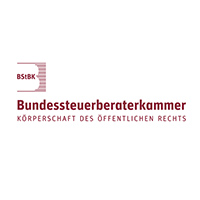Das Logo der Bundessteuerberaterkammer (BStBK) mit dem Schriftzug "Bundessteuerberaterkammer" und dem Zusatz "Körperschaft des öffentlichen Rechts" in roter Schrift.