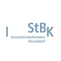 Das Logo der Steuerberaterkammer Düsseldorf, bestehend aus dem Schriftzug "StB-K" in blauer Schrift neben dem vollständigen Namen der Kammer.