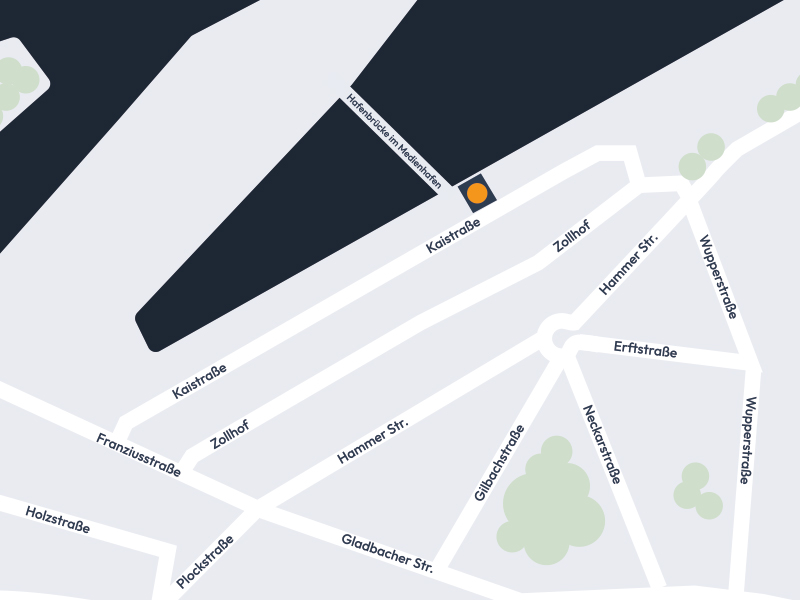 Eine Straßenkarte zeigt den Bereich um die Kaiserstraße, mit den umliegenden Straßen wie Zollhof, Hammer Straße und Erftstraße. Eine orangefarbene Markierung weist auf einen bestimmten Standort hin.
