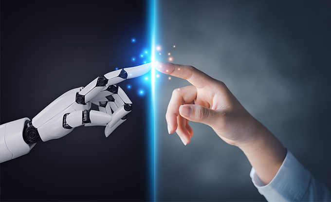Eine menschliche Hand und eine Roboterhand nähern sich einander, während ein Lichtstrahl zwischen ihnen leuchtet und Funken sprüht.