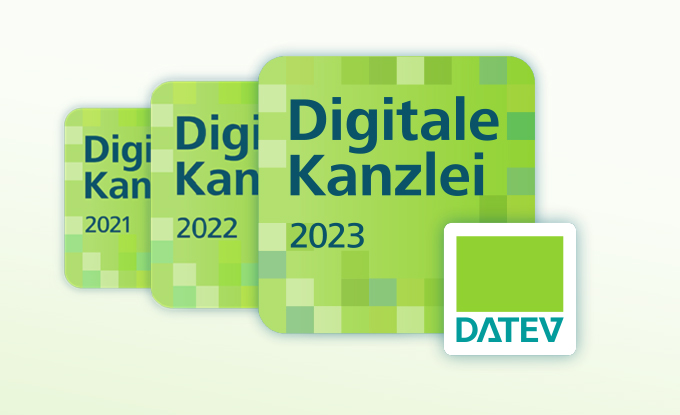 Drei quadratische Grafiken in verschiedenen Farbtönen, die den Text „Digitale Kanzlei 2023“ zeigen, sowie ein zusätzliches Logo mit der Aufschrift „DATEV“ in Grün.