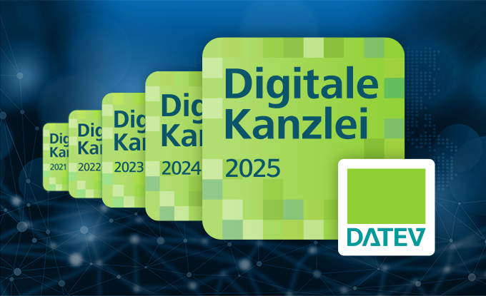 Fünf grüne quadratische Embleme, die die Aufschrift „Digitale Kanzlei“ und die Jahreszahlen von 2021 bis 2025 zeigen, sind auf einem blauen, digital inspirierten Hintergrund angeordnet, zusammen mit einem kleinen Logo von DATEV in der unteren rechten Ecke.