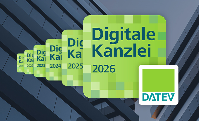 Das Bild zeigt mehrere aufeinanderfolgende grüne quadratische Symbole mit der Aufschrift „Digitale Kanzlei 2026“ und dem Logo von DATEV in der rechten unteren Ecke, vor einem modernen, geometrischen Hintergrund.