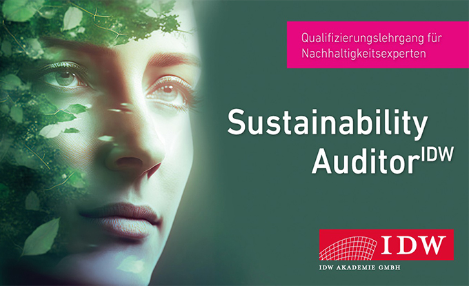 Eine Frau mit einem natürlichen Hintergrund aus Blättern und Ästen präsentiert das Thema „Sustainability Auditor“ in Verbindung mit dem IDW-Logo und dem Hinweis auf einen Qualifizierungsgang für Nachhaltigkeitsexperten.